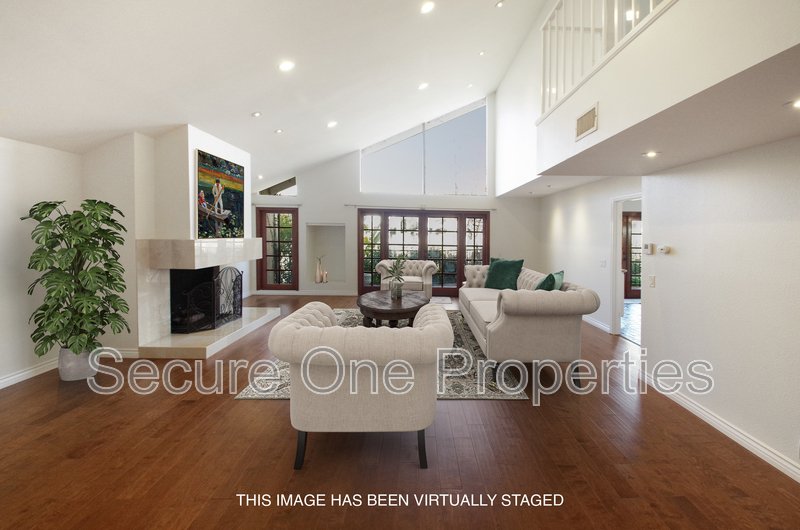 Beautiful Waterfront Home On The Westlake Island! property image