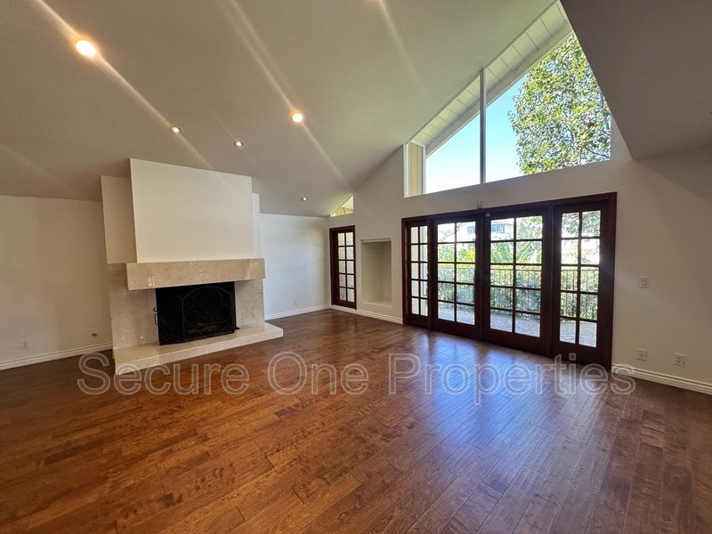 Beautiful Waterfront Home On The Westlake Island! property image