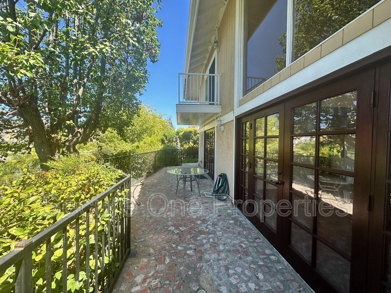Beautiful Waterfront Home On The Westlake Island! property image