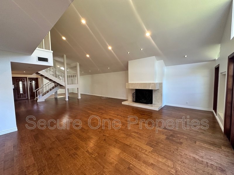 Beautiful Waterfront Home On The Westlake Island! property image