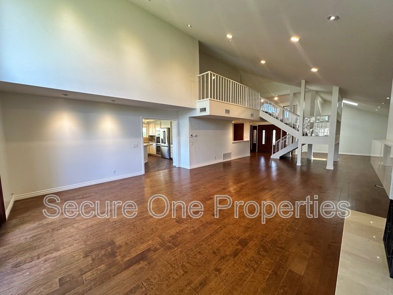 Beautiful Waterfront Home On The Westlake Island! property image