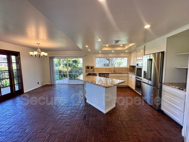 Beautiful Waterfront Home On The Westlake Island! property image