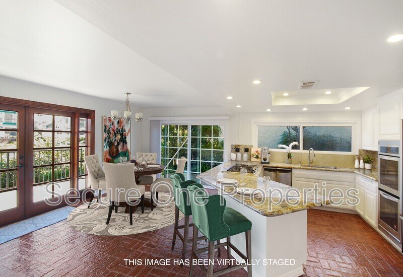 Beautiful Waterfront Home On The Westlake Island! property image