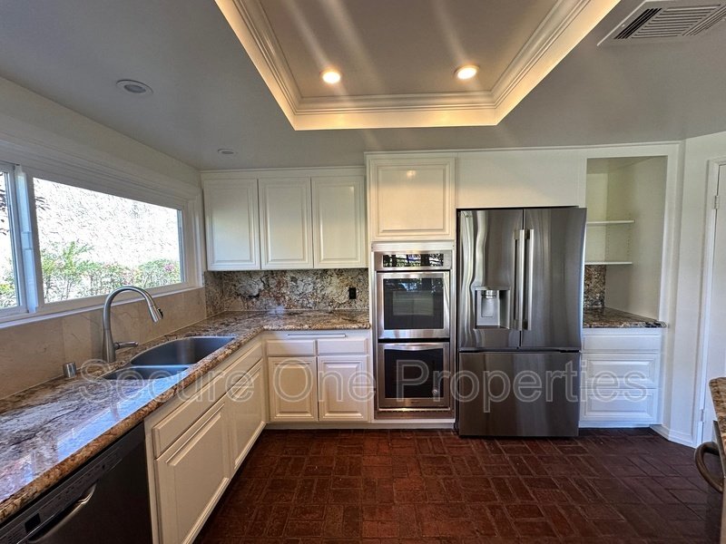 Beautiful Waterfront Home On The Westlake Island! property image