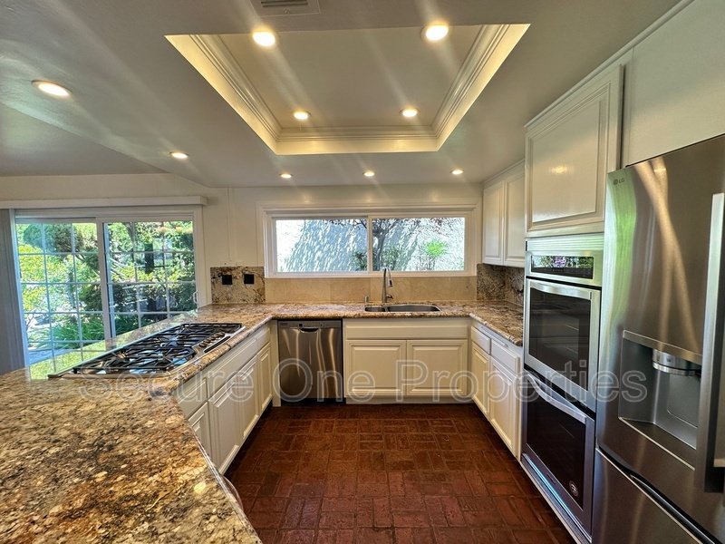 Beautiful Waterfront Home On The Westlake Island! property image
