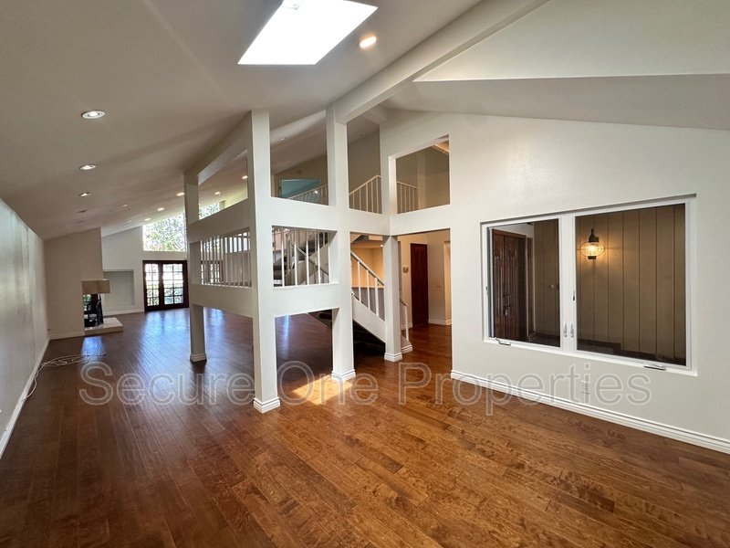 Beautiful Waterfront Home On The Westlake Island! property image