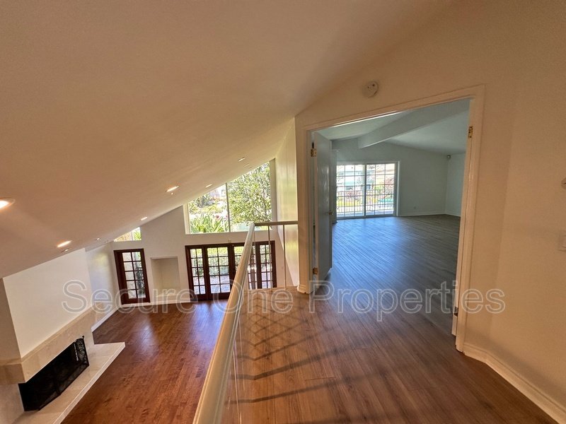 Beautiful Waterfront Home On The Westlake Island! property image