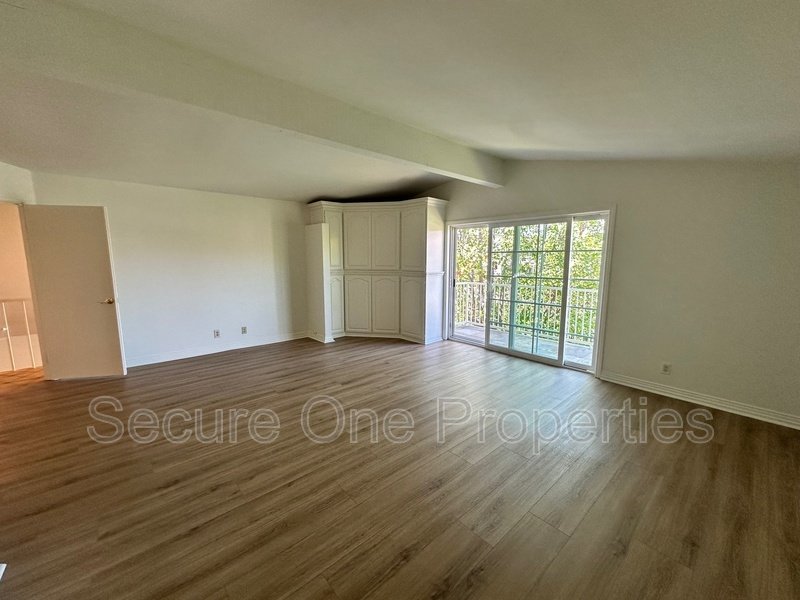 Beautiful Waterfront Home On The Westlake Island! property image