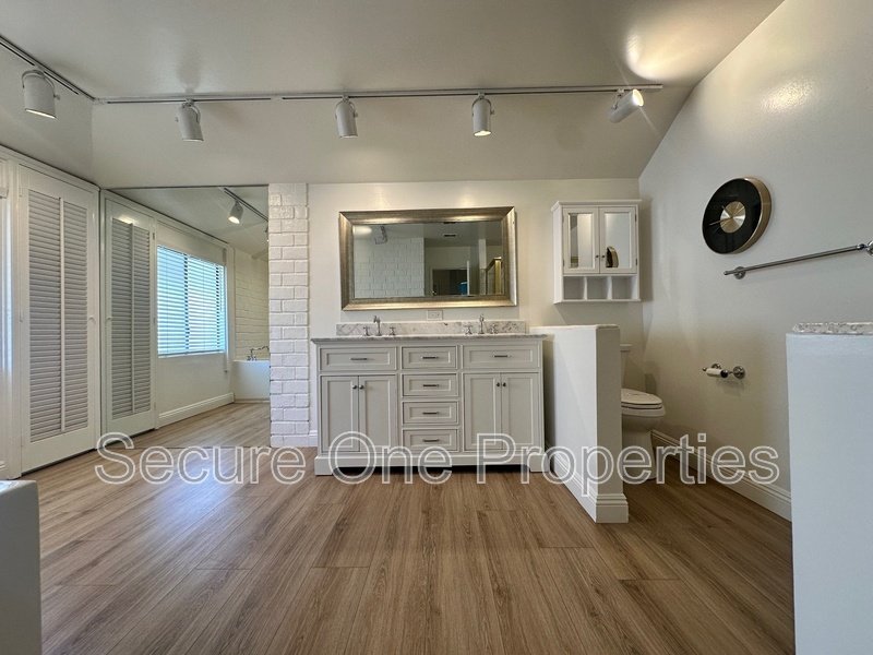 Beautiful Waterfront Home On The Westlake Island! property image