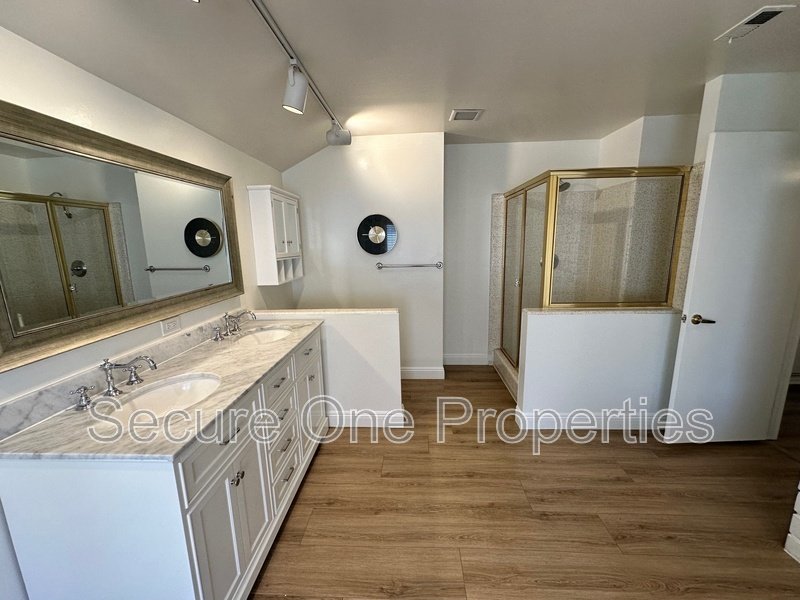 Beautiful Waterfront Home On The Westlake Island! property image