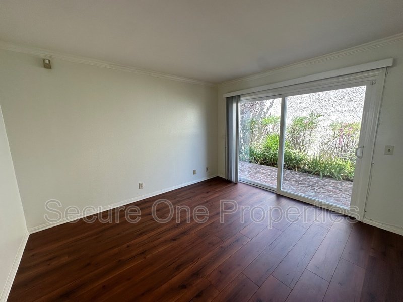 Beautiful Waterfront Home On The Westlake Island! property image
