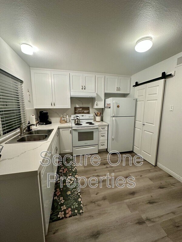 Updated 3 bedroom END UNIT Condo in Wildwood! property image