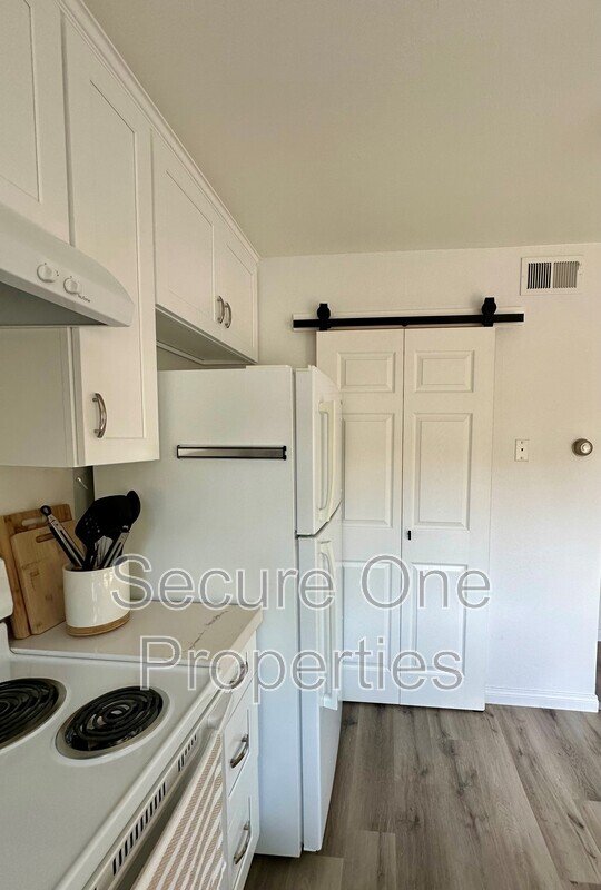 Updated 3 bedroom END UNIT Condo in Wildwood! property image
