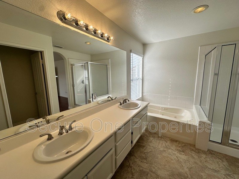 Westlake Village Home with 4 bedrooms and Stunning views! property image