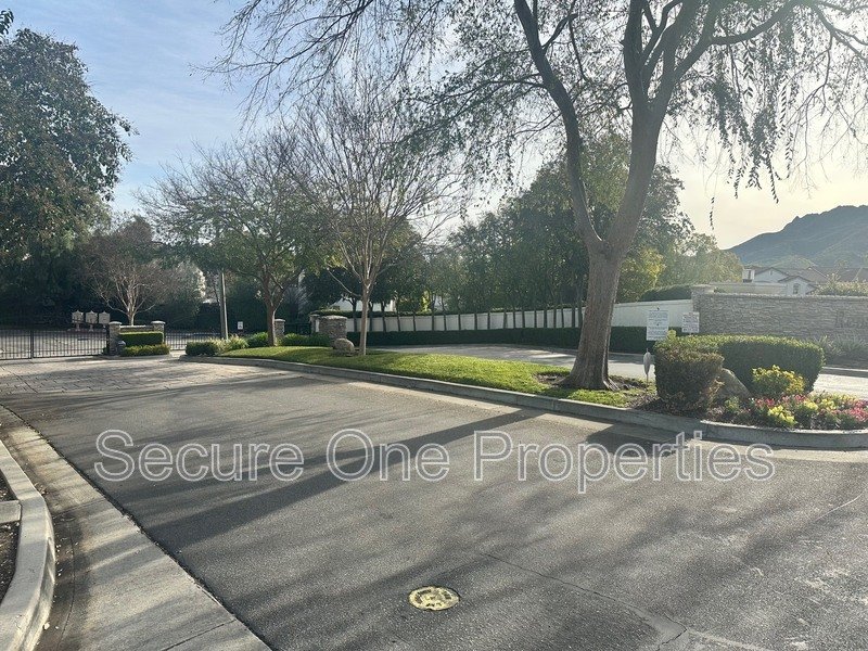 Westlake Village Home with 4 bedrooms and Stunning views! property image