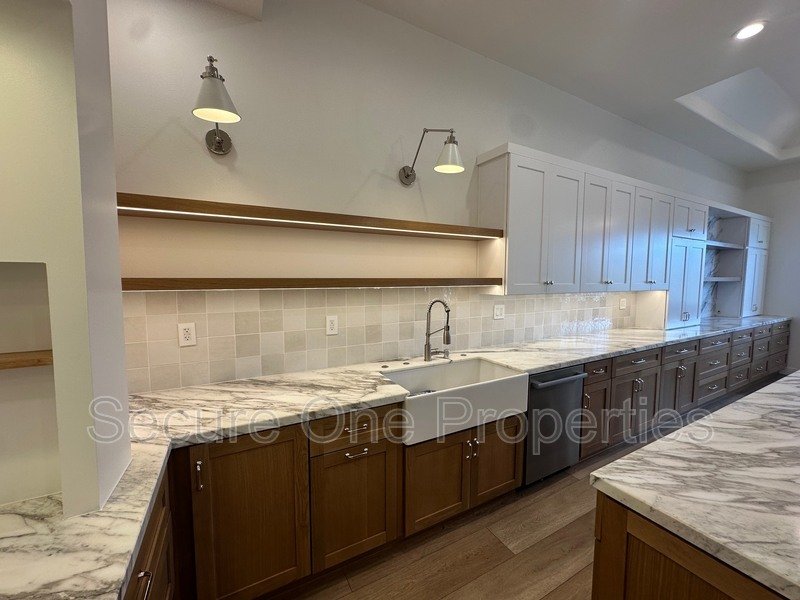 Elegant Thousand Oaks 4-Bedroom Designer Townhome with Hilltop Views! property image