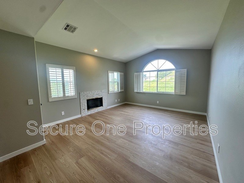 Elegant Thousand Oaks 4-Bedroom Designer Townhome with Hilltop Views! property image