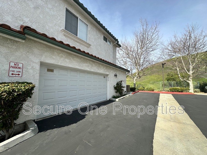 Elegant Thousand Oaks 4-Bedroom Designer Townhome with Hilltop Views! property image