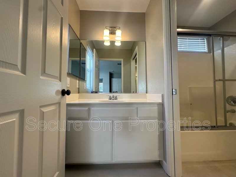 Elegant Thousand Oaks 4-Bedroom Designer Townhome with Hilltop Views! property image