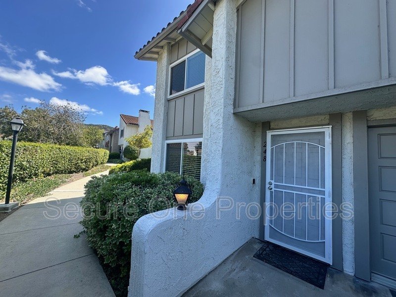 Beautifully Upgraded End Unit Thousand Oaks Townhome! property image