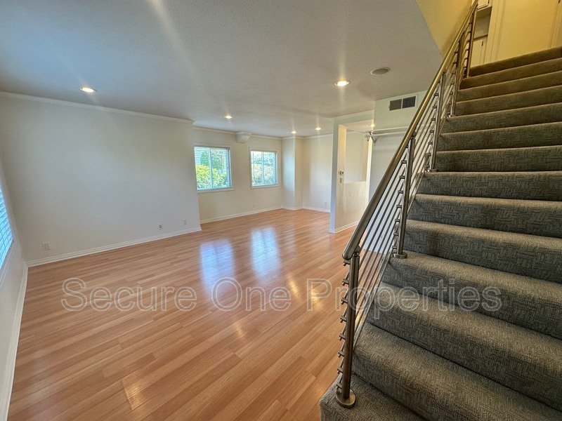 Beautifully Upgraded End Unit Thousand Oaks Townhome! property image