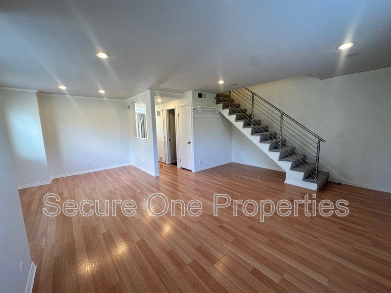Beautifully Upgraded End Unit Thousand Oaks Townhome! property image