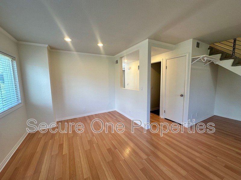 Beautifully Upgraded End Unit Thousand Oaks Townhome! property image
