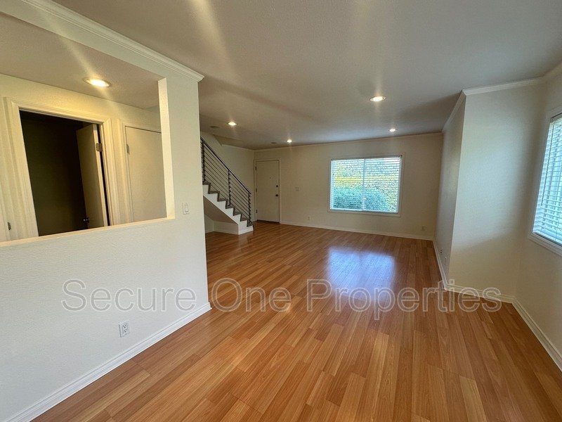 Beautifully Upgraded End Unit Thousand Oaks Townhome! property image