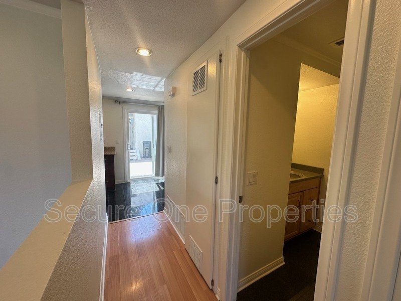 Beautifully Upgraded End Unit Thousand Oaks Townhome! property image