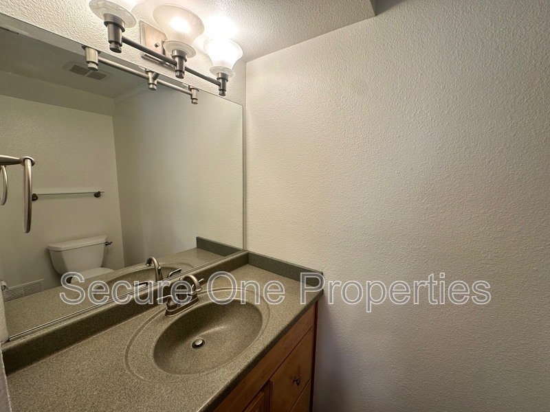 Beautifully Upgraded End Unit Thousand Oaks Townhome! property image