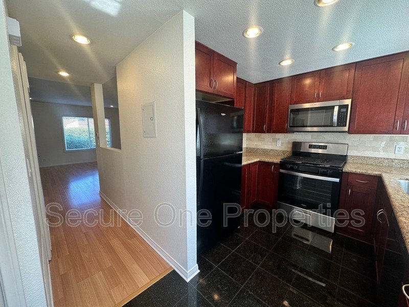 Beautifully Upgraded End Unit Thousand Oaks Townhome! property image