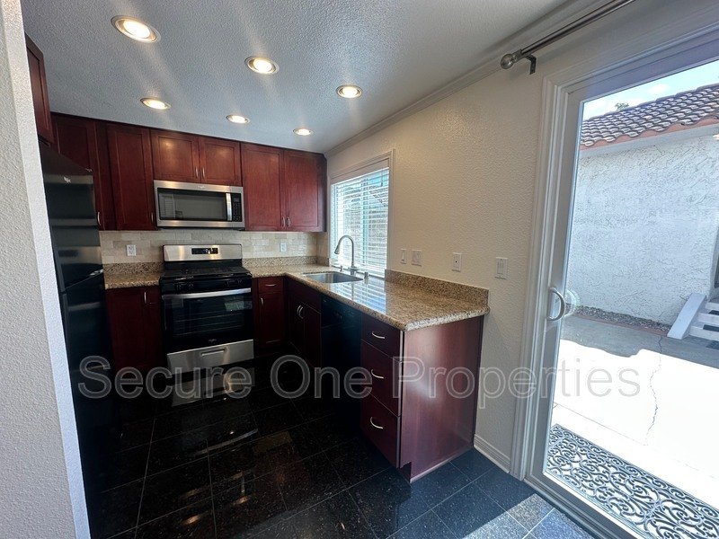 Beautifully Upgraded End Unit Thousand Oaks Townhome! property image