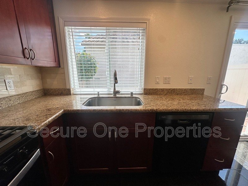 Beautifully Upgraded End Unit Thousand Oaks Townhome! property image