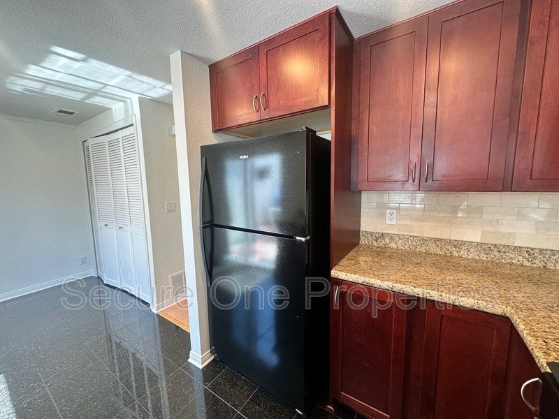 Beautifully Upgraded End Unit Thousand Oaks Townhome! property image