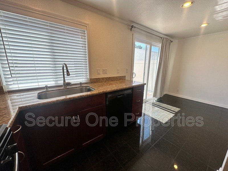 Beautifully Upgraded End Unit Thousand Oaks Townhome! property image