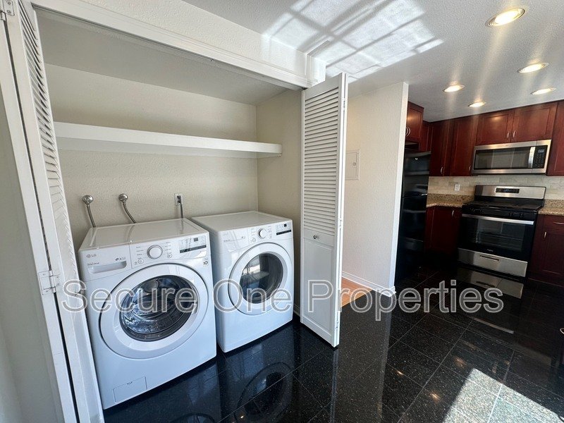 Beautifully Upgraded End Unit Thousand Oaks Townhome! property image