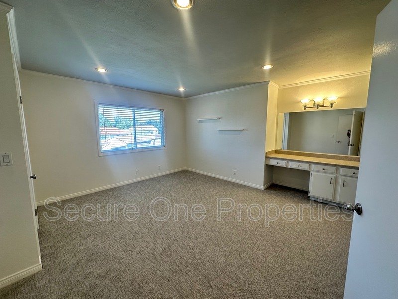 Beautifully Upgraded End Unit Thousand Oaks Townhome! property image