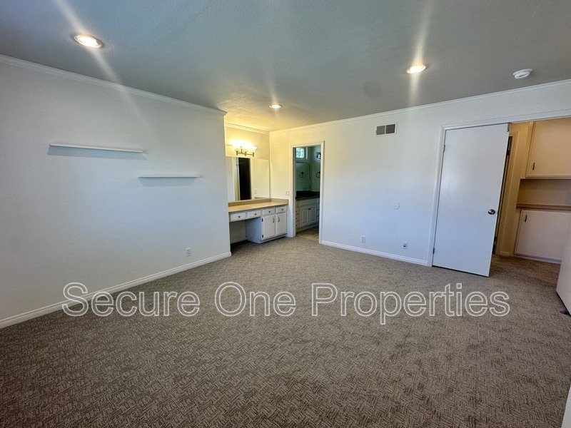 Beautifully Upgraded End Unit Thousand Oaks Townhome! property image