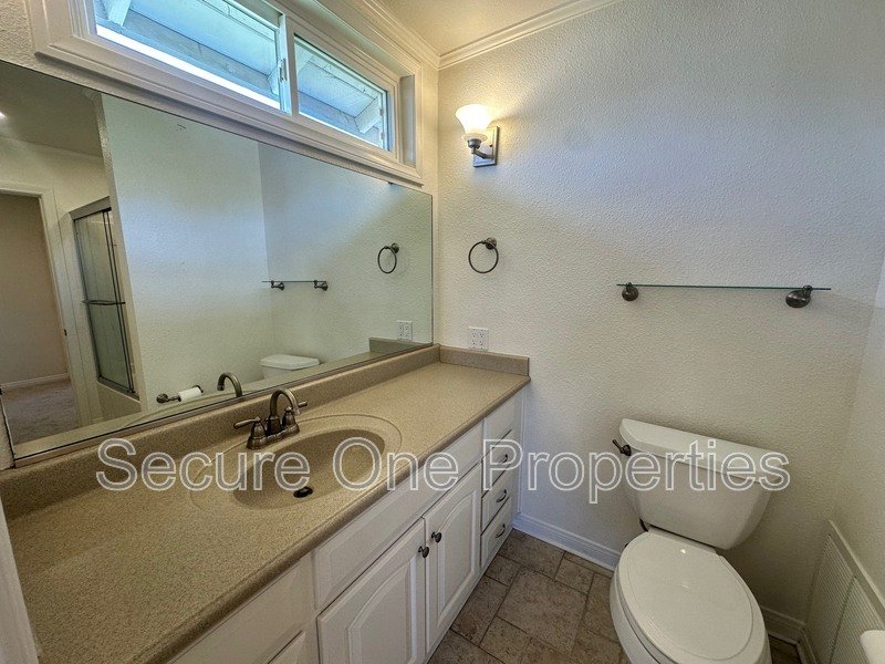 Beautifully Upgraded End Unit Thousand Oaks Townhome! property image