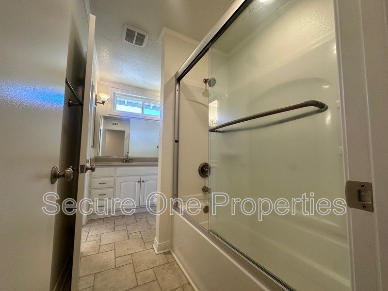 Beautifully Upgraded End Unit Thousand Oaks Townhome! property image