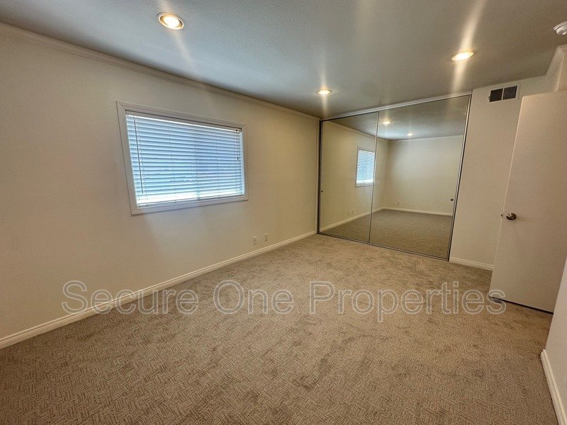 Beautifully Upgraded End Unit Thousand Oaks Townhome! property image