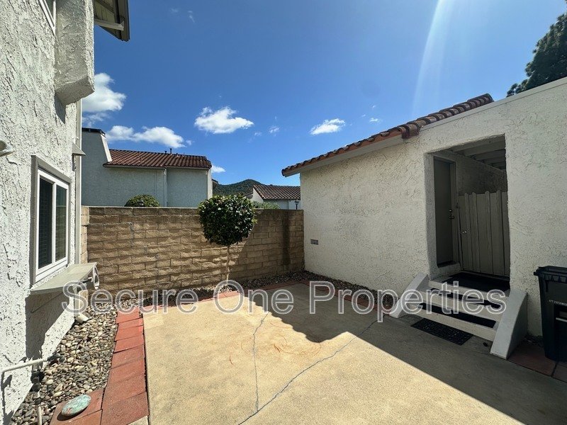 Beautifully Upgraded End Unit Thousand Oaks Townhome! property image