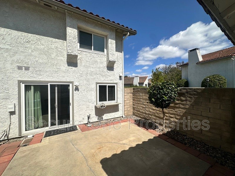 Beautifully Upgraded End Unit Thousand Oaks Townhome! property image