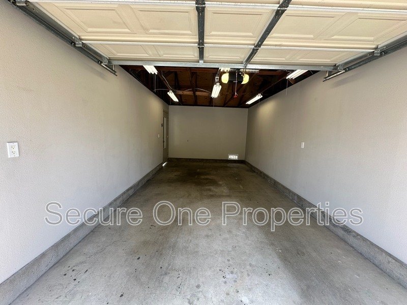 Beautifully Upgraded End Unit Thousand Oaks Townhome! property image
