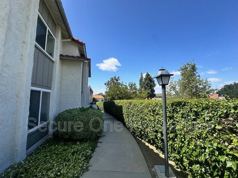 Beautifully Upgraded End Unit Thousand Oaks Townhome! property image