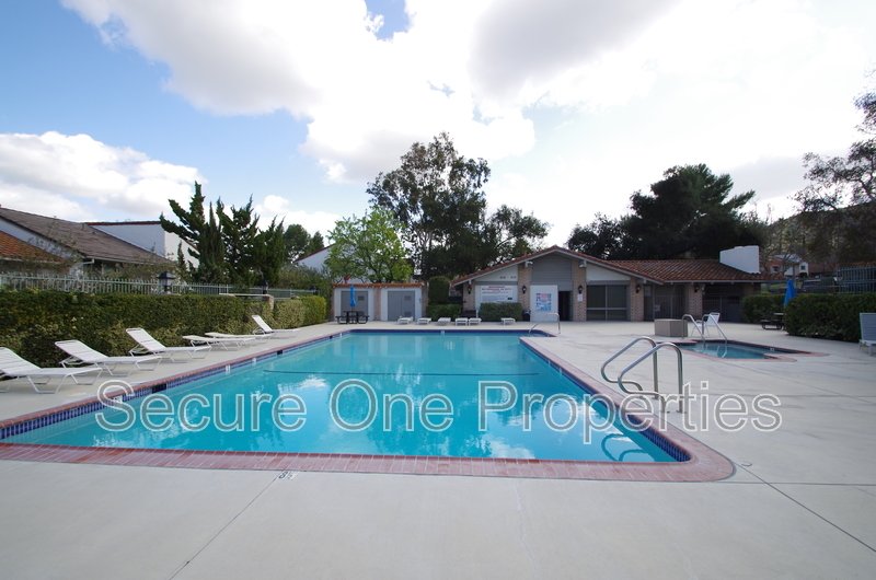 Beautifully Upgraded End Unit Thousand Oaks Townhome! property image