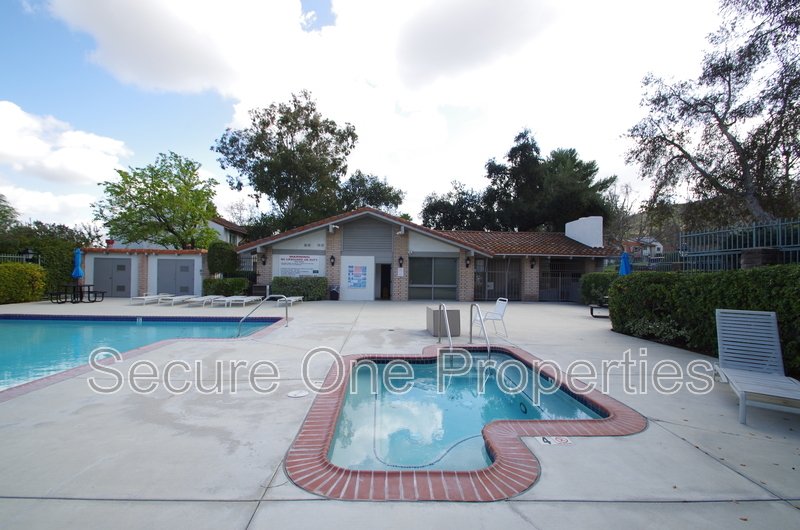 Beautifully Upgraded End Unit Thousand Oaks Townhome! property image
