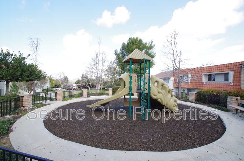 Beautifully Upgraded End Unit Thousand Oaks Townhome! property image