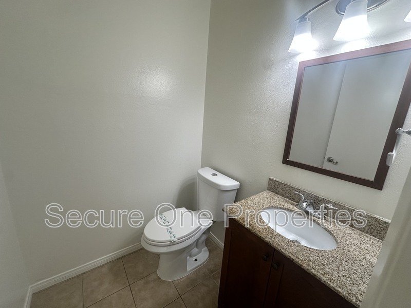 Beautiful Upper Level, Corner Unit Condo! property image