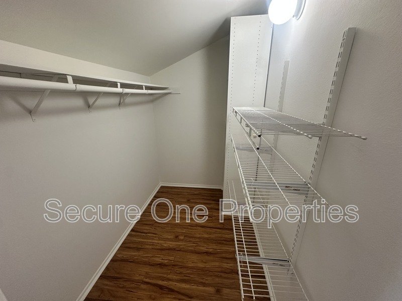 Beautiful Upper Level, Corner Unit Condo! property image